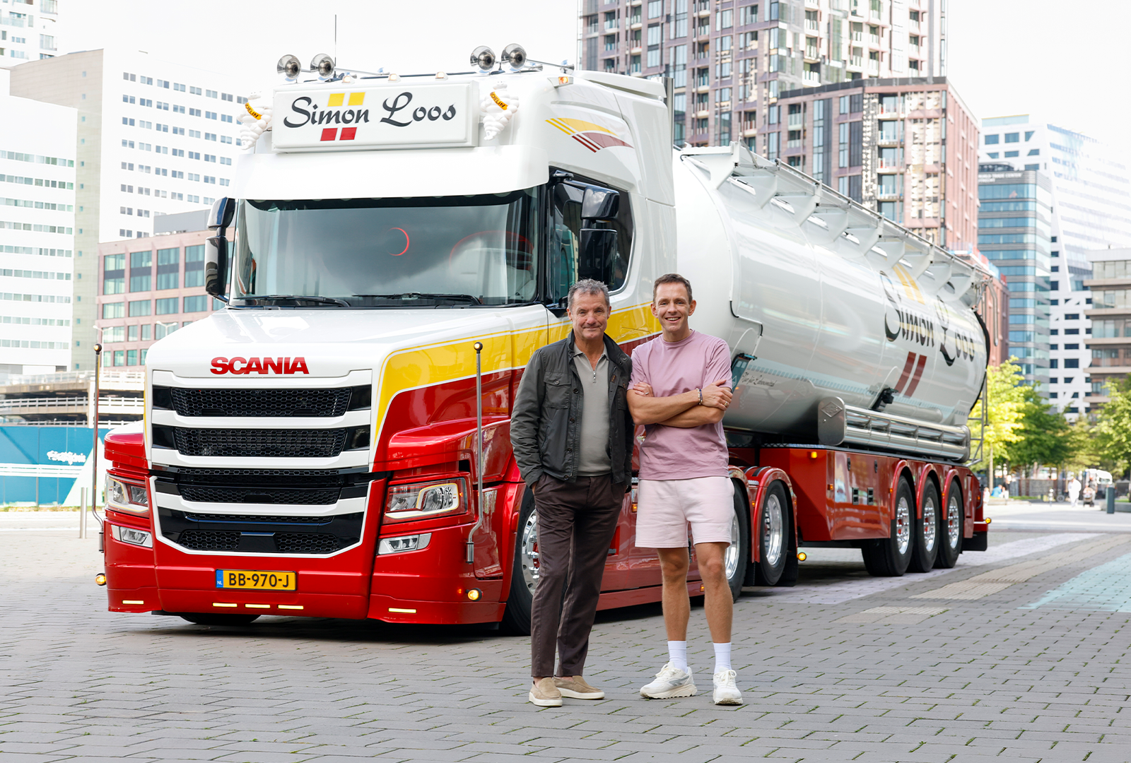 Vanaf februari 2027 is Simon Loos niet alleen op de weg, maar ook op het witte doek te zien. De logistiek dienstverlener gaat samenwerken met De Bevers voor hun nieuwe film ‘Alles voor de fans’. In deze film komen entertainment, muziek en het vak van vrachtwagenchauffeur op een positieve manier samen.